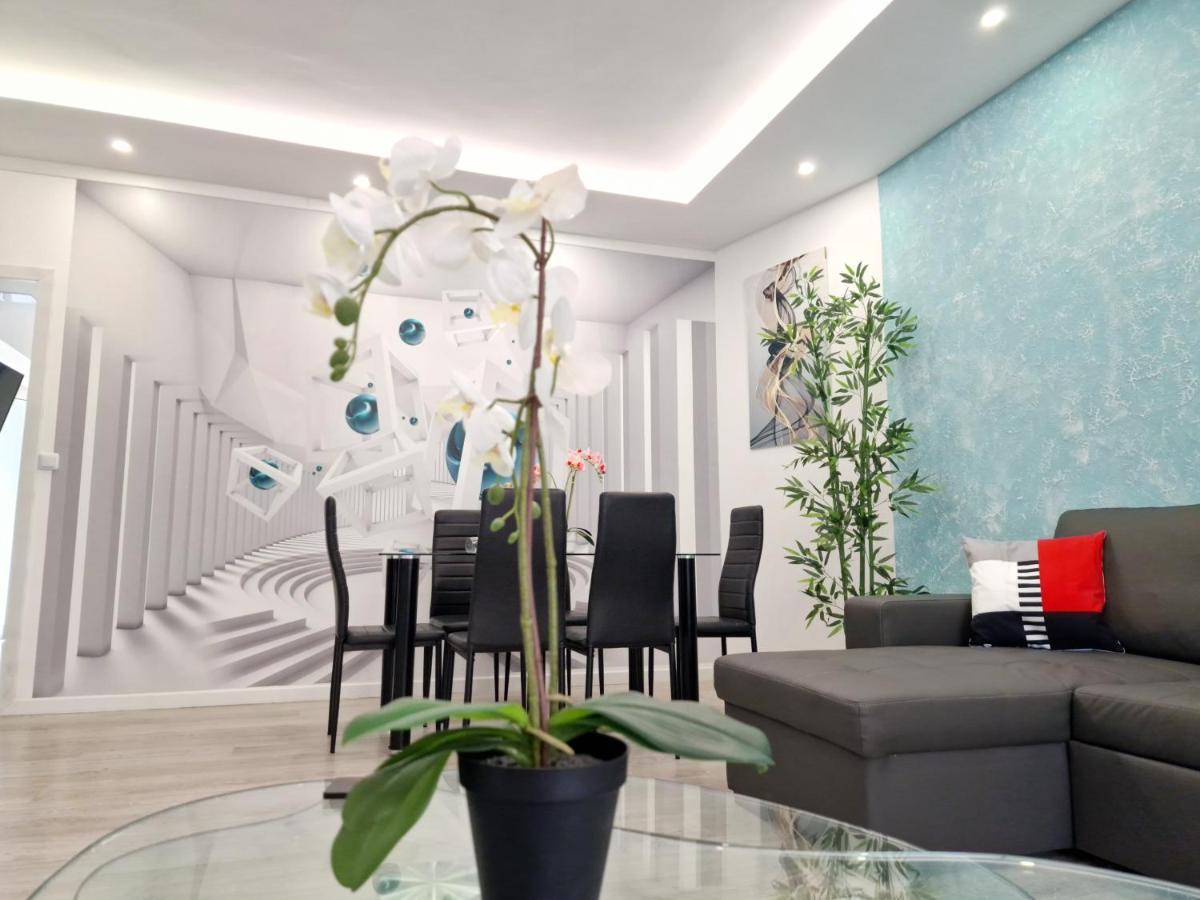 Daniel Beachfront, 2 Wifi Free Holiday home Playa de las Americas (Tenerife)